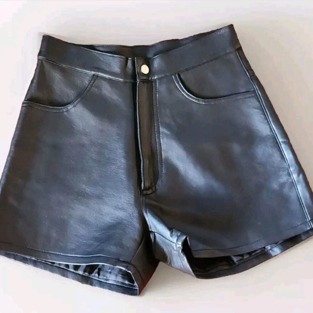 BEYOND LEATHER Black 4 Pocket Faux Leather Biker Shorts. SZ S/M 3/4. Lined.